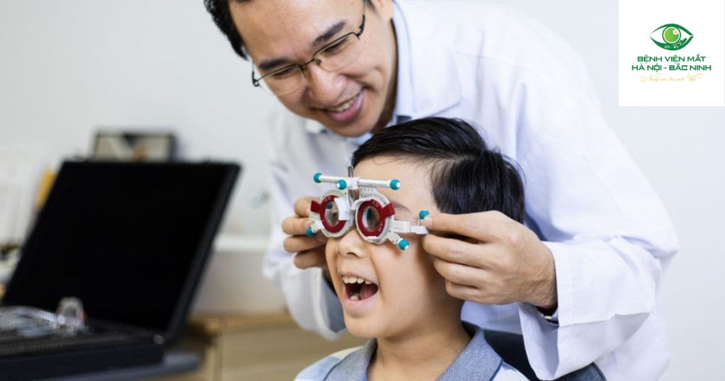 Điều trị tật khúc xạ bằng phẫu thuật